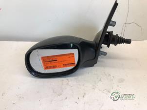 Gebruikte Buitenspiegel links Peugeot 206 (2A/C/H/J/S) 1.4 XR,XS,XT,Gentry Prijs € 25,00 Margeregeling aangeboden door Autobedrijf de Heer B.V.