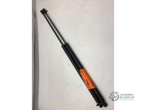 Gebruikte Set Gasdempers Achterklep Citroen Saxo 1.4i SX,VSX Prijs € 20,00 Margeregeling aangeboden door Autobedrijf de Heer B.V.