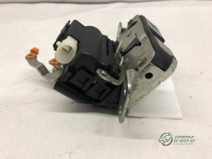 Używane Mechanizm zamka tylnej klapy Mitsubishi Colt (Z2/Z3) 1.1 12V Cena € 20,00 Procedura marży oferowane przez Autobedrijf de Heer B.V.