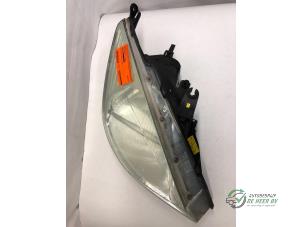 Używane Reflektor prawy Ford Focus 1 Wagon 1.6 16V Cena € 35,00 Procedura marży oferowane przez Autobedrijf de Heer B.V.