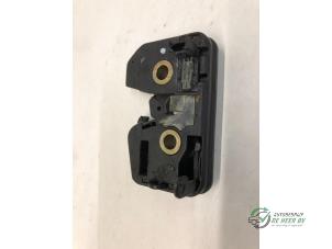 Używane Mechanizm zamka pokrywy bagaznika Seat Arosa (6H1) 1.4 MPi Cena € 15,00 Procedura marży oferowane przez Autobedrijf de Heer B.V.