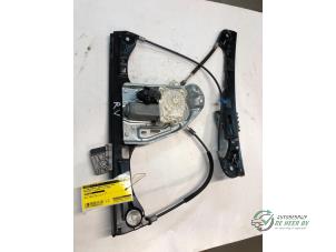 Begagnade Fönstermekanism, 4-dörrars, höger fram Mercedes C (W203) 1.8 C-180K 16V Pris € 75,00 Marginaltabell erbjuds av Autobedrijf de Heer B.V.