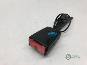 Begagnade Främre bältesspänne, höger Mitsubishi Colt (Z2/Z3) 1.5 16V Pris € 15,00 Marginaltabell erbjuds av Autobedrijf de Heer B.V.