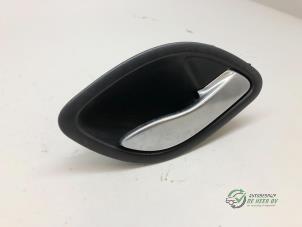 Begagnade Dörrhandtag, 4-dörrars, höger fram Renault Laguna II Grandtour (KG) 2.0 16V Turbo Pris € 15,00 Marginaltabell erbjuds av Autobedrijf de Heer B.V.