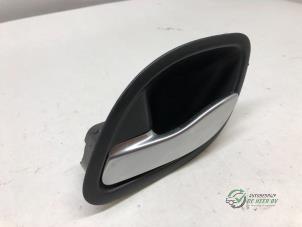 Begagnade Dörrhandtag, 4-dörrars, vänster fram Renault Laguna II Grandtour (KG) 2.0 16V Turbo Pris € 15,00 Marginaltabell erbjuds av Autobedrijf de Heer B.V.