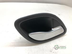 Begagnade Dörrhandtag, 4-dörrars, höger bak Renault Laguna II Grandtour (KG) 2.0 16V Turbo Pris € 15,00 Marginaltabell erbjuds av Autobedrijf de Heer B.V.