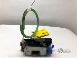 Używane Mechanizm blokady drzwi prawych tylnych wersja 4-drzwiowa Audi A3 (8L1) 1.8 T 20V Quattro Cena € 35,00 Procedura marży oferowane przez Autobedrijf de Heer B.V.