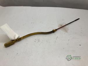 Gebruikte Olie Peilstok Renault Twingo II (CN) 1.2 16V Prijs € 10,00 Margeregeling aangeboden door Autobedrijf de Heer B.V.