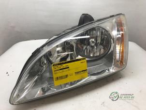 Begagnade Strålkastare, vänster Ford Focus 2 Wagon 1.6 16V Pris € 50,00 Marginaltabell erbjuds av Autobedrijf de Heer B.V.