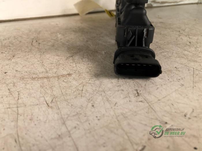 Bobine van een Opel Corsa D 1.2 16V 2008