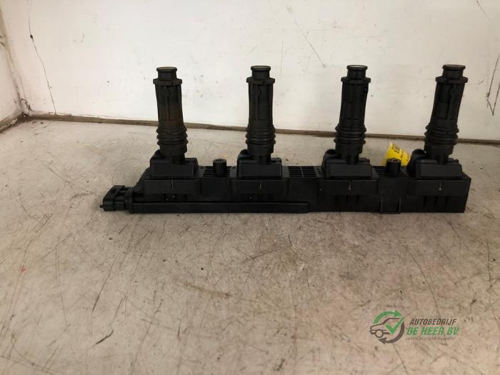 Bobine van een Opel Corsa D 1.2 16V 2008