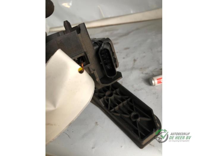 Gaspedal från en Volkswagen Passat Variant (3C5) 1.8 TSI 16V 2008