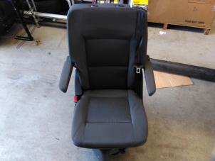 Gebruikte Stoel achter Volkswagen Multivan T5 (7E/7HC/7HF/7HM) 2.5 TDi 4Motion Prijs € 719,95 Inclusief btw aangeboden door Autohandel P. Caron & Zoon B.V.