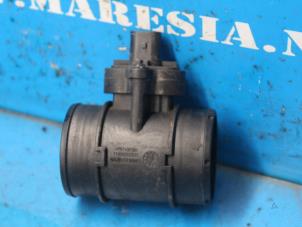 Używane Miernik ilosci powietrza Opel Corsa E Cena € 47,25 Procedura marży oferowane przez Maresia Auto Recycling B.V.