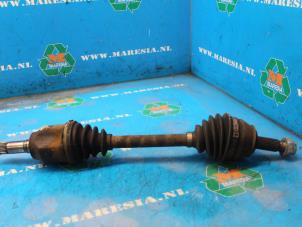 Begagnade Drivaxel, vänster fram Fiat Doblo Cargo (223) 1.3 D 16V Multijet Pris € 63,00 Marginaltabell erbjuds av Maresia Auto Recycling B.V.