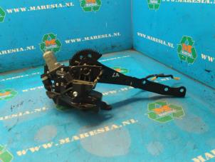 Używane Zawias dachu cabrio Lexus IS C (E2) 250 C 2.5 V6 24V Cena € 315,00 Procedura marży oferowane przez Maresia Auto Recycling B.V.