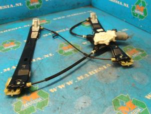 Używane Mechanizm szyby prawej przedniej wersja 4-drzwiowa Ford Focus 3 1.6 TDCi ECOnetic Cena € 68,25 Procedura marży oferowane przez Maresia Auto Recycling B.V.