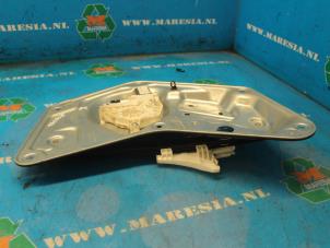 Begagnade Fönstermekanism för bakre dörr, 4-dörrars, höger Skoda Yeti (5LAC) 1.2 TSI 16V Pris € 42,00 Marginaltabell erbjuds av Maresia Auto Recycling B.V.