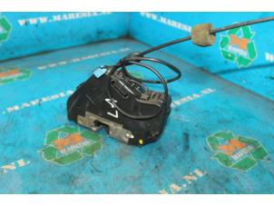 Begagnade Dörrlåsmekanism, 4-dörrars, vänster bak Mercedes E (W211) Pris € 42,00 Marginaltabell erbjuds av Maresia Auto Recycling B.V.