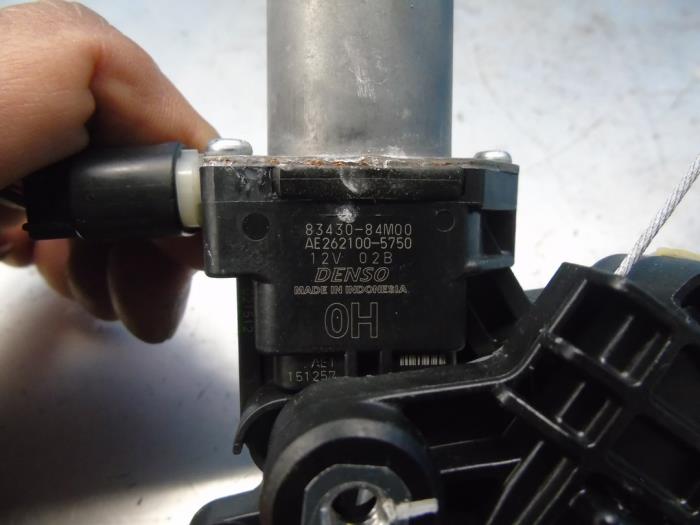 Fönstermekanism, 4-dörrars, höger fram från en Suzuki Celerio (LF) 1.0 12V Dualjet 2018