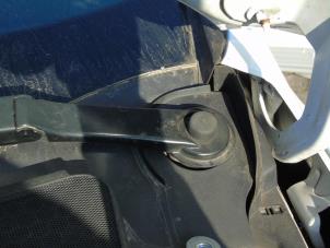 Begagnade Främre torkarmotor Ford Focus 3 Wagon 1.6 SCTi 16V Pris € 47,25 Marginaltabell erbjuds av Maresia Auto Recycling B.V.