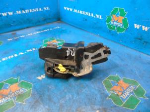 Begagnade Dörrmekanism, 4-dörrars, höger bak Hyundai Santa Fe I 2.0 CRDi 16V 4x2 Pris € 47,25 Marginaltabell erbjuds av Maresia Auto Recycling B.V.