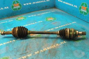 Begagnade Drivaxel, vänster fram Daihatsu Cuore (L251/271/276) 1.0 12V DVVT Pris € 47,25 Marginaltabell erbjuds av Maresia Auto Recycling B.V.