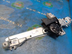 Używane Mechanizm szyby lewej tylnej wersja 4-drzwiowa Peugeot 2008 (CU) 1.2 12V e-THP PureTech 130 Cena € 78,75 Procedura marży oferowane przez Maresia Auto Recycling B.V.