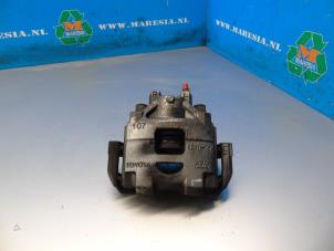 Begagnade Främre bromsok, vänster Toyota Yaris III (P13) 1.5 16V Dual VVT-iE Pris € 68,25 Marginaltabell erbjuds av Maresia Auto Recycling B.V.