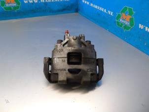 Begagnade Främre bromsok, höger Toyota Yaris III (P13) 1.5 16V Dual VVT-iE Pris € 57,75 Marginaltabell erbjuds av Maresia Auto Recycling B.V.