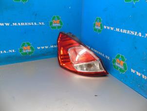 Gebruikte Achterlicht links Ford Fiesta 6 (JA8) 1.0 SCI 12V 80 Prijs € 47,25 Margeregeling aangeboden door Maresia Auto Recycling B.V.