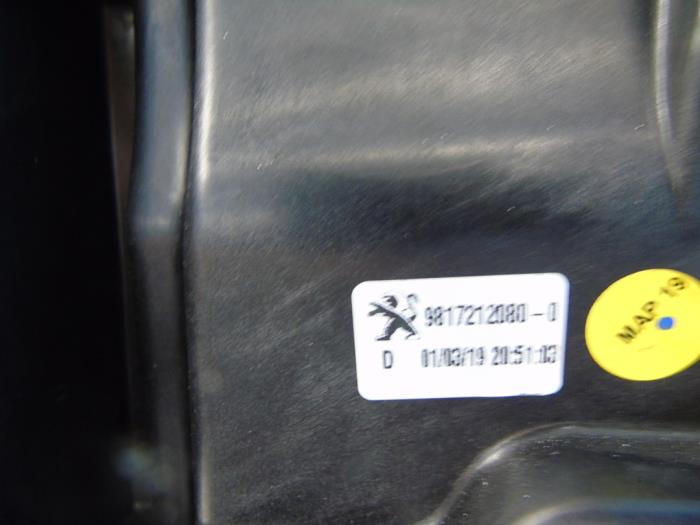 Fönstermekanism, 2-dörrars, höger fram från en Peugeot Partner (EF/EU) 1.6 BlueHDI 75 2020