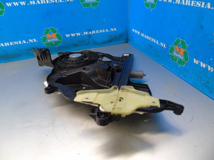 Fönstermekanism, 2-dörrars, höger fram från en Peugeot Partner (EF/EU) 1.6 BlueHDI 75 2020