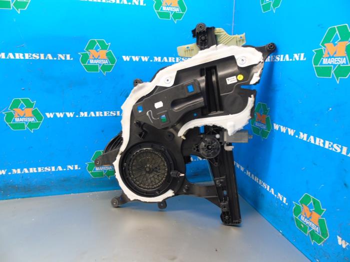 Fönstermekanism, 2-dörrars, höger fram från en Peugeot Partner (EF/EU) 1.6 BlueHDI 75 2020