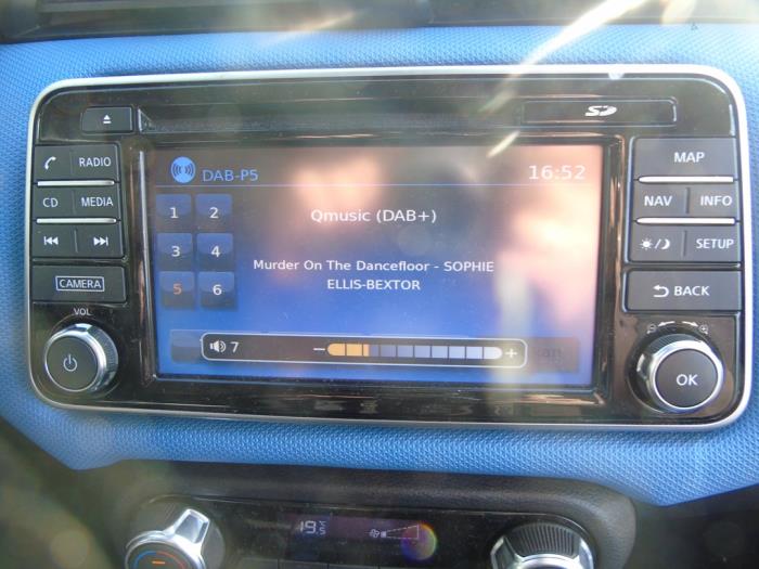 Navigeringssystem från en Nissan Micra (K14) 0.9 IG-T 12V 2017