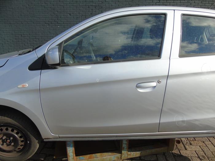 Dörr, 4-dörrars, vänster fram från en Mitsubishi Space Star (A0) 1.0 12V 2021