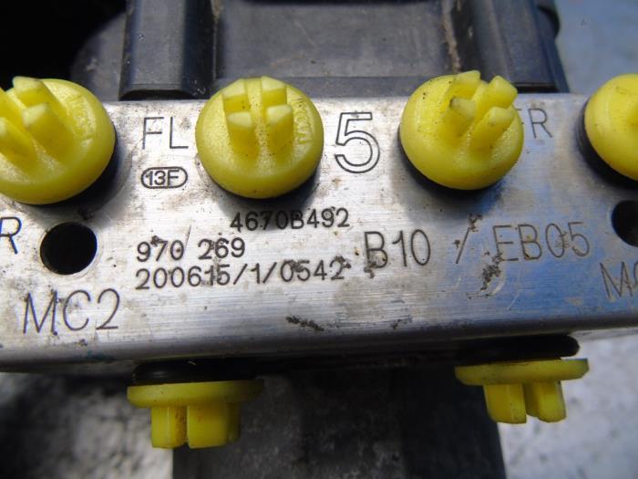 ABS-pump från en Mitsubishi Space Star (A0) 1.0 12V 2021
