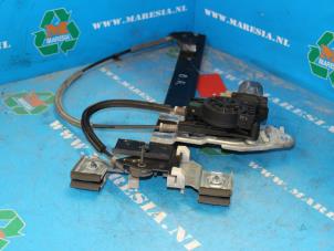 Begagnade Fönstermekanism för bakre dörr, 4-dörrars, höger Saab 9-7X 5.3i V8 AWD Pris € 89,25 Marginaltabell erbjuds av Maresia Auto Recycling B.V.