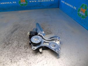 Begagnade Fönstermekanism för bakre dörr, 4-dörrars, vänster Suzuki Swift (ZC/ZD) 1.2 Dual Jet 16V Smart Hybrid Pris € 73,50 Marginaltabell erbjuds av Maresia Auto Recycling B.V.