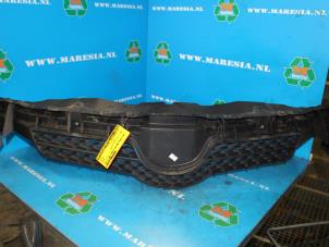 Gebruikte Grille Toyota Auris (E15) 1.6 Dual VVT-i 16V Prijs € 52,50 Margeregeling aangeboden door Maresia Auto Recycling B.V.