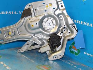 Begagnade Fönstermekanism för bakre dörr, 4-dörrars, vänster Kia Cerato 1.5 CRDi 16V Pris € 63,00 Marginaltabell erbjuds av Maresia Auto Recycling B.V.