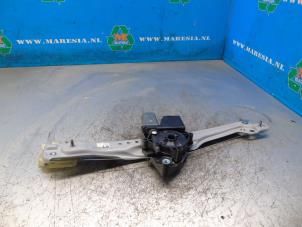 Begagnade Fönstermekanism för bakre dörr, 4-dörrars, höger Opel Crossland (X) 1.2 Turbo 12V Pris € 52,50 Marginaltabell erbjuds av Maresia Auto Recycling B.V.