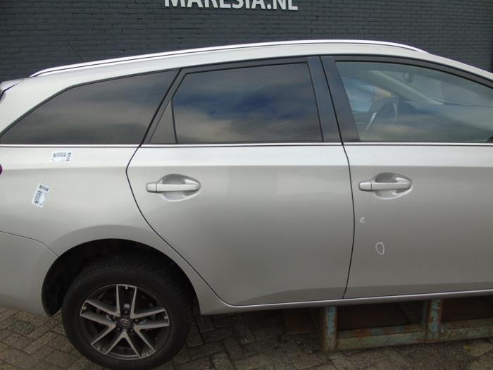 Portier 4Deurs rechts-achter van een Toyota Auris Touring Sports (E18) 1.8 16V Hybrid 2015