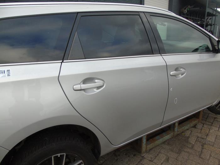 Portier 4Deurs rechts-achter van een Toyota Auris Touring Sports (E18) 1.8 16V Hybrid 2015