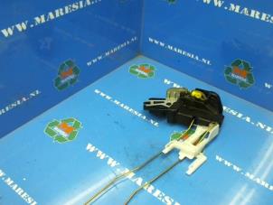 Begagnade Dörrmekanism, 4-dörrars, höger bak Hyundai Santa Fe I 2.4 16V 4x2 Pris € 42,00 Marginaltabell erbjuds av Maresia Auto Recycling B.V.