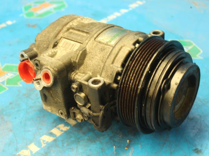 Luftkonditioneringspump från en Mercedes-Benz E Combi (S210) 2.7 E-270 CDI 20V 2000