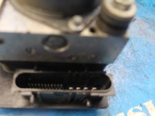 Używane Pompa ABS Nissan Note (E11) 1.4 16V Cena € 131,25 Procedura marży oferowane przez Maresia Auto Recycling B.V.