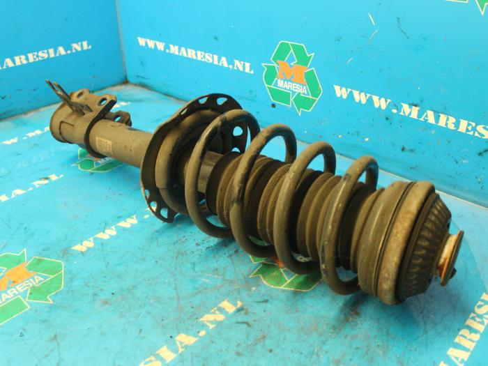 Stötdämparstång, höger fram från en Opel Astra H GTC (L08) 1.9 CDTi 120 2007