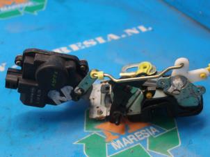 Begagnade Dörrmekanism, 4-dörrars, höger bak Hyundai Santa Fe I 2.0 16V 4x2 Pris € 42,00 Marginaltabell erbjuds av Maresia Auto Recycling B.V.