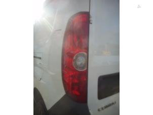 Begagnade Baklykta, vänster Opel Combo 1.3 CDTI 16V ecoFlex Pris € 36,75 Marginaltabell erbjuds av Maresia Auto Recycling B.V.